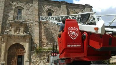 Encuentran un artefacto de la Guerra Civil sin explotar en la fachada de la iglesia de Atienza