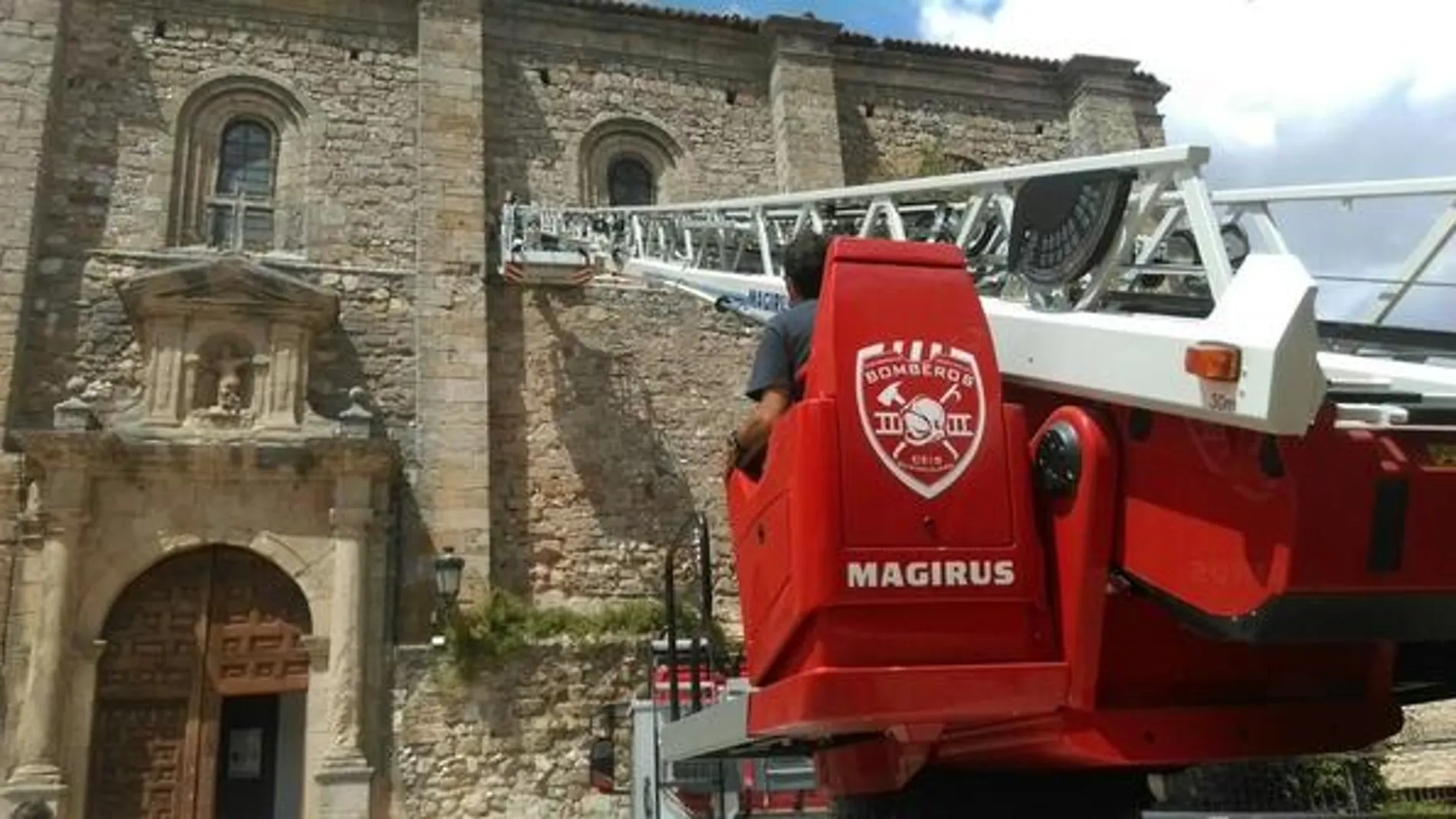 Bomberos colaborando en la retirada del artefacto en la Iglesia Atienza Bomberos colaborando en la retirada del artefacto en la Iglesia Atienza