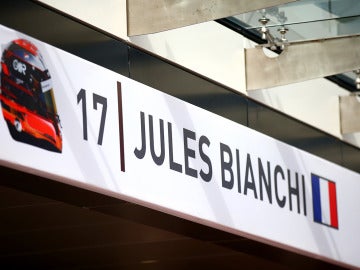 Box de Jules Bianchi con el número 17