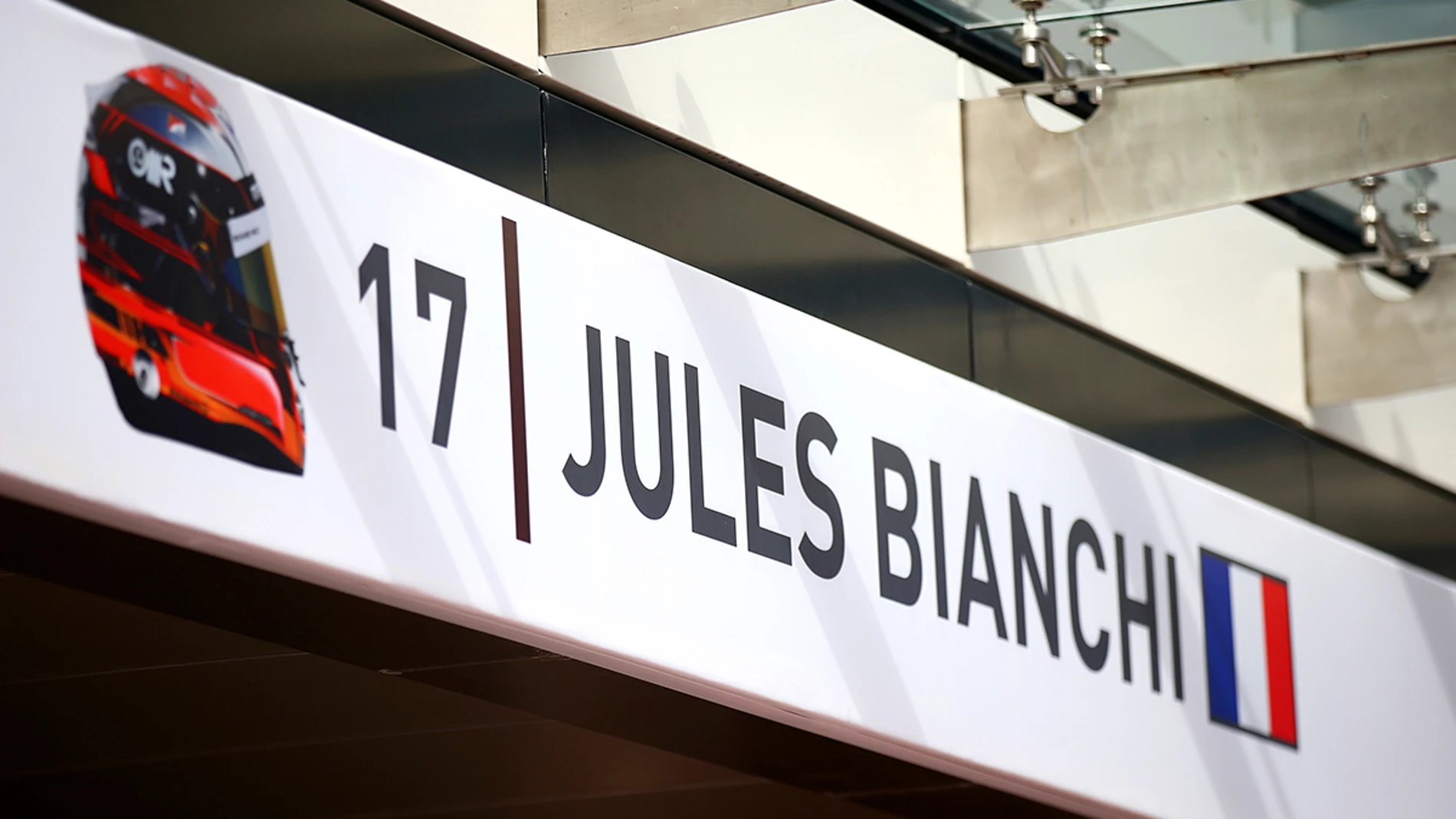 Box de Jules Bianchi con el número 17