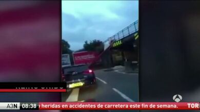 Un autobús urbano de dos pisos pierde el techo al pasar por un túnel en Londres