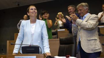Uxue Barkos es aplaudida tras ser elegida presidenta del Gobierno de Navarra.