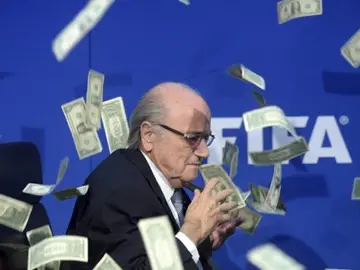 Un humorista lanza billetes a Blatter Un humorista lanza billetes a Blatter