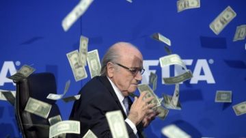 Un humorista lanza billetes a Blatter