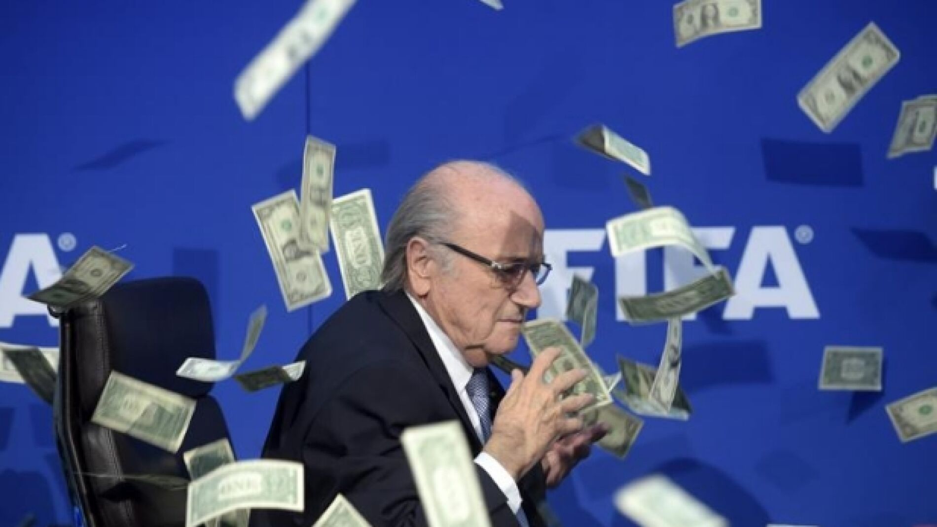 Un humorista lanza billetes a Blatter