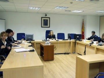 El tribunal durante la vista oral entre el Eibar, Elche y Liga de Fútbol Profesional