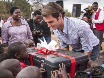  Roger Federer da un 'revés' a la pobreza en Malawi