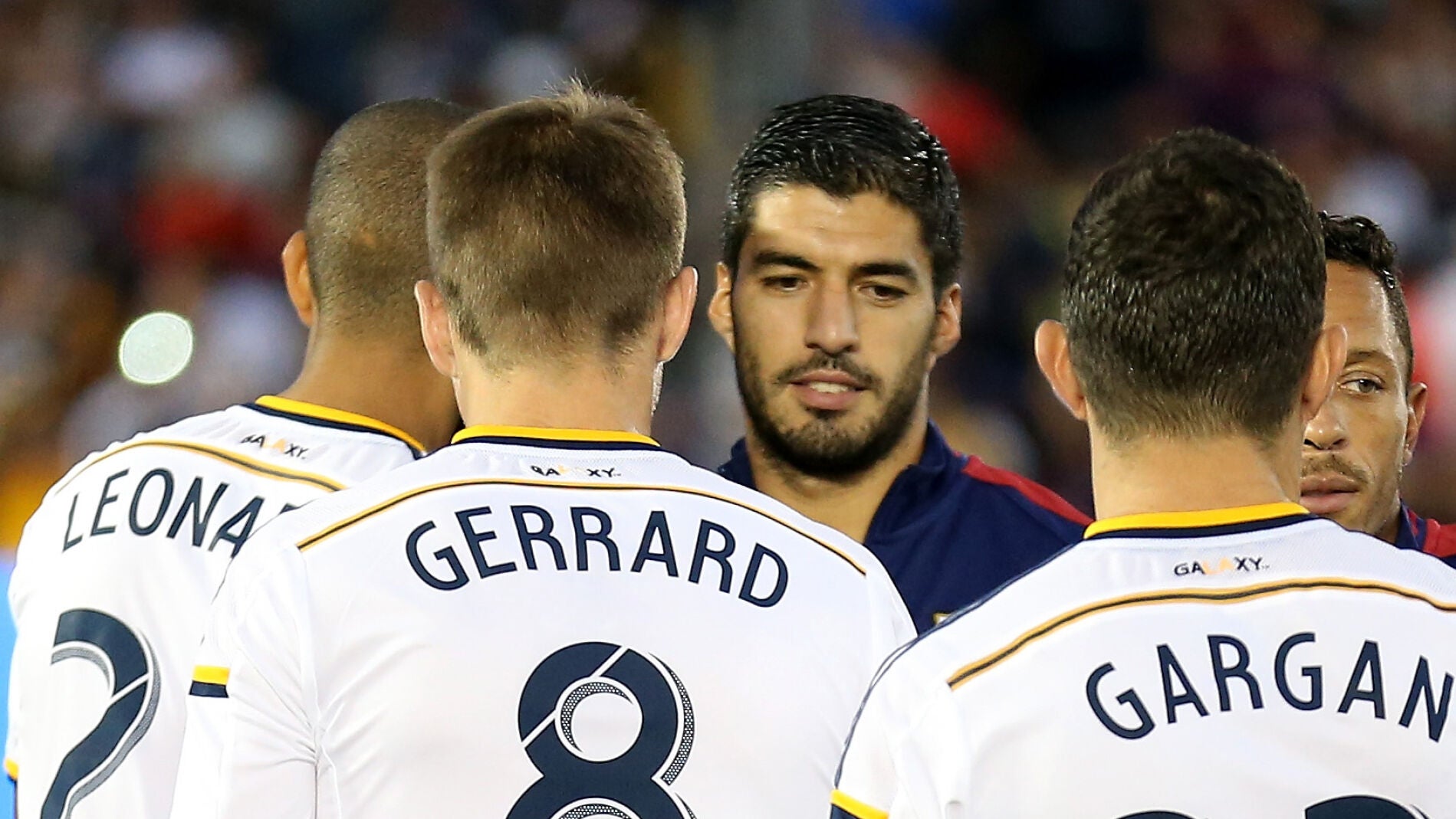 Luis Su&aacute;rez saluda a Gerrard