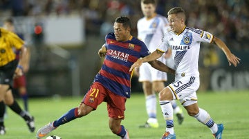 Nacho Maganto presiona a Adriano Correia en el LA Galaxy-FC Barcelona
