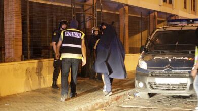 Un grupo de vecinos se enfrenta a agentes de la Policía Nacional durante la detención de un presunto yihadista en Melilla