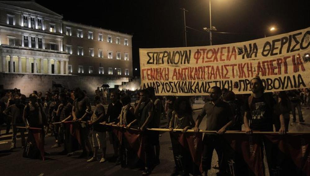 Manifestantes griegos en la plaza Syntagma protestan contra el paquete de reformas