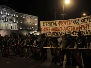 Manifestantes griegos en la plaza Syntagma protestan contra el paquete de reformas Manifestantes griegos en la plaza Syntagma protestan contra el paquete de reformas