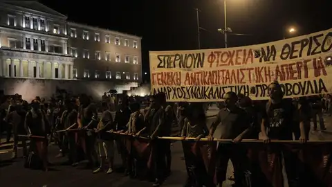 Manifestantes griegos en la plaza Syntagma protestan contra el paquete de reformas Manifestantes griegos en la plaza Syntagma protestan contra el paquete de reformas