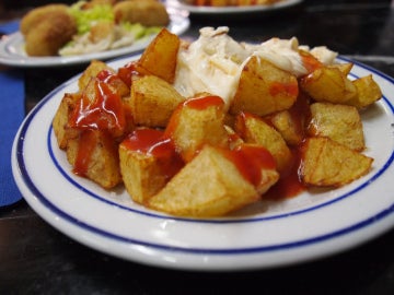 Un plato de patatas bravas