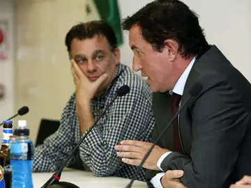 Juan Anguix, en una rueda de prensa durante su etapa como presidente del Elche. Juan Anguix, en una rueda de prensa durante su etapa como presidente del Elche.