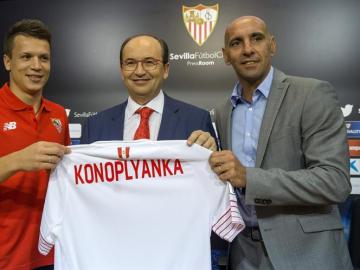 Monchi ayuda a sostener la camiseta de Konoplyanka, un nuevo refuerzo del Sevilla