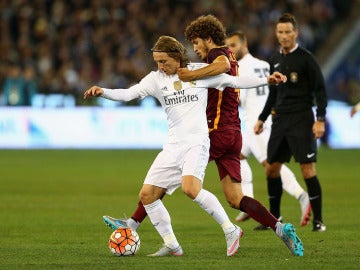 Modric maneja el balón en el partido de pretemporada ante la Roma