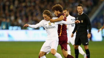 Modric maneja el balón en el partido de pretemporada ante la Roma