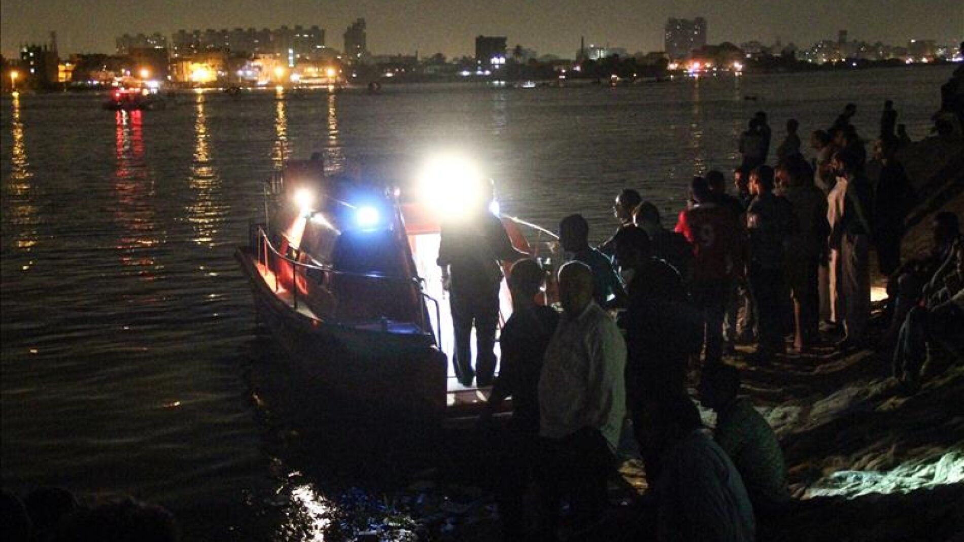 Un grupo de personas participa en las labores de rescate