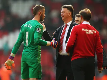 David De Gea y Van Gaal se saludan después de un partido David De Gea y Van Gaal se saludan después de un partido