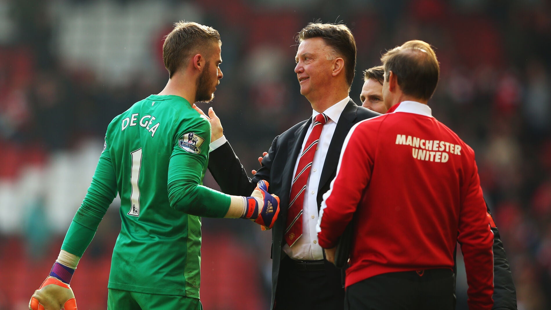 David De Gea y Van Gaal se saludan despu&eacute;s de un partido