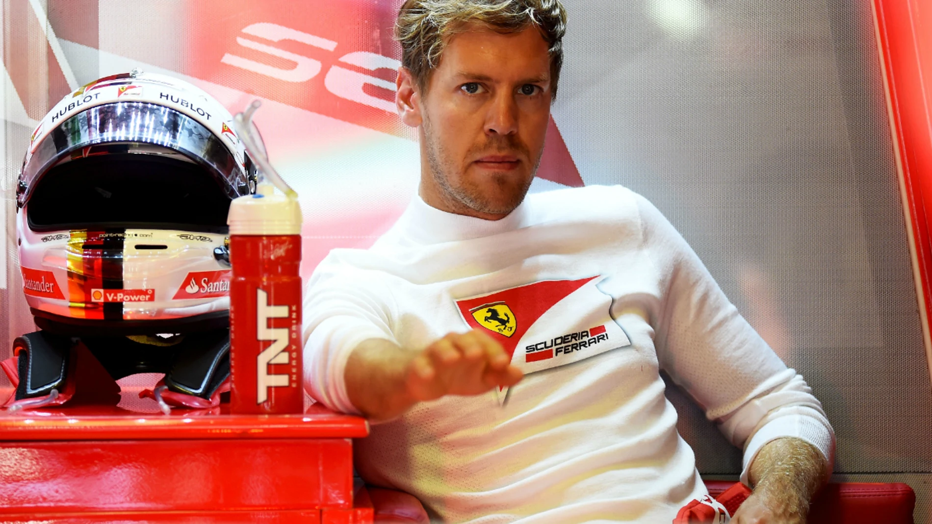 Vettel espera en su garaje