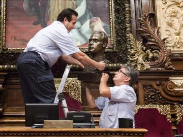Dos operarios municipales retiran ayer el busto del Rey Juan Carlos I