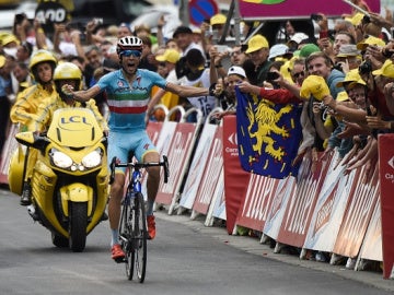 Nibali celebra su victoria en la 19ª etapa del Tour