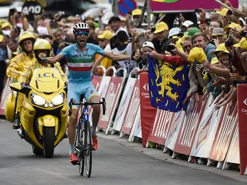 Nibali celebra su victoria en la 19ª etapa del Tour Nibali celebra su victoria en la 19ª etapa del Tour