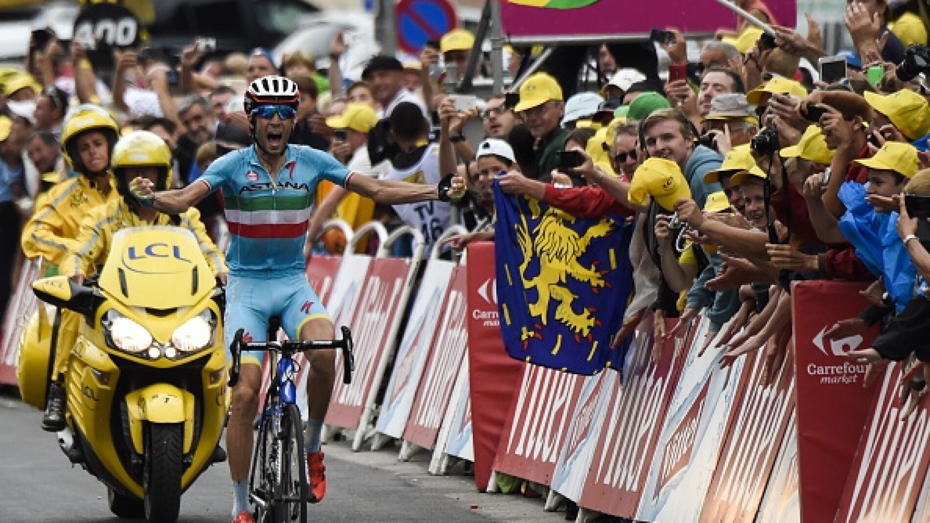 Nibali celebra su victoria en la 19&ordf; etapa del Tour