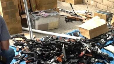 Encuentran más de 1.200 armas en casa de un hombre hallado muerto en una furgoneta en Los Ángeles
