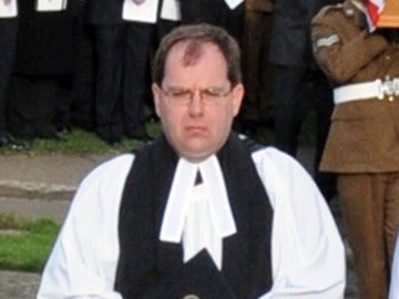 Simon Reynolds durante un oficio religioso
