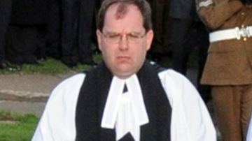 Simon Reynolds durante un oficio religioso
