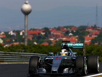 Hamilton rueda en Hungaroring
