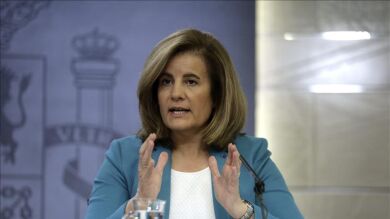 Báñez responde a los sindicatos que les espera en la 