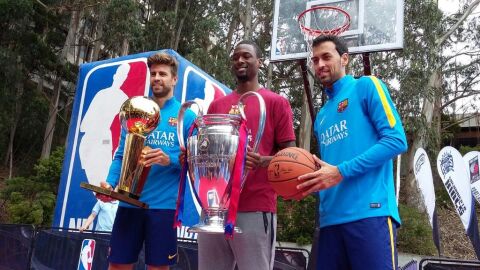 Piqu&eacute;, Harrison Barnes y Busquets posan con el trofeo de la NBA y de la Champions