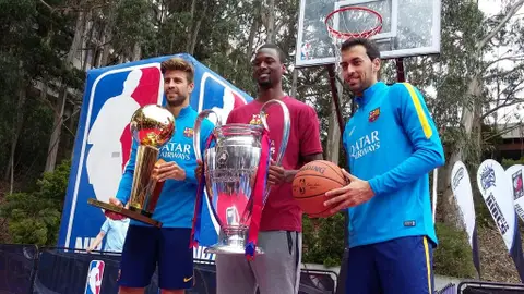 Piqué, Harrison Barnes y Busquets posan con el trofeo de la NBA y de la Champions Piqué, Harrison Barnes y Busquets posan con el trofeo de la NBA y de la Champions
