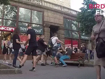 Momento en el que los jóvenes llevan a cabo la agresión Momento en el que los jóvenes llevan a cabo la agresión