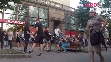 Así reaccionan al ver a una pareja gay por la calle en Kiev