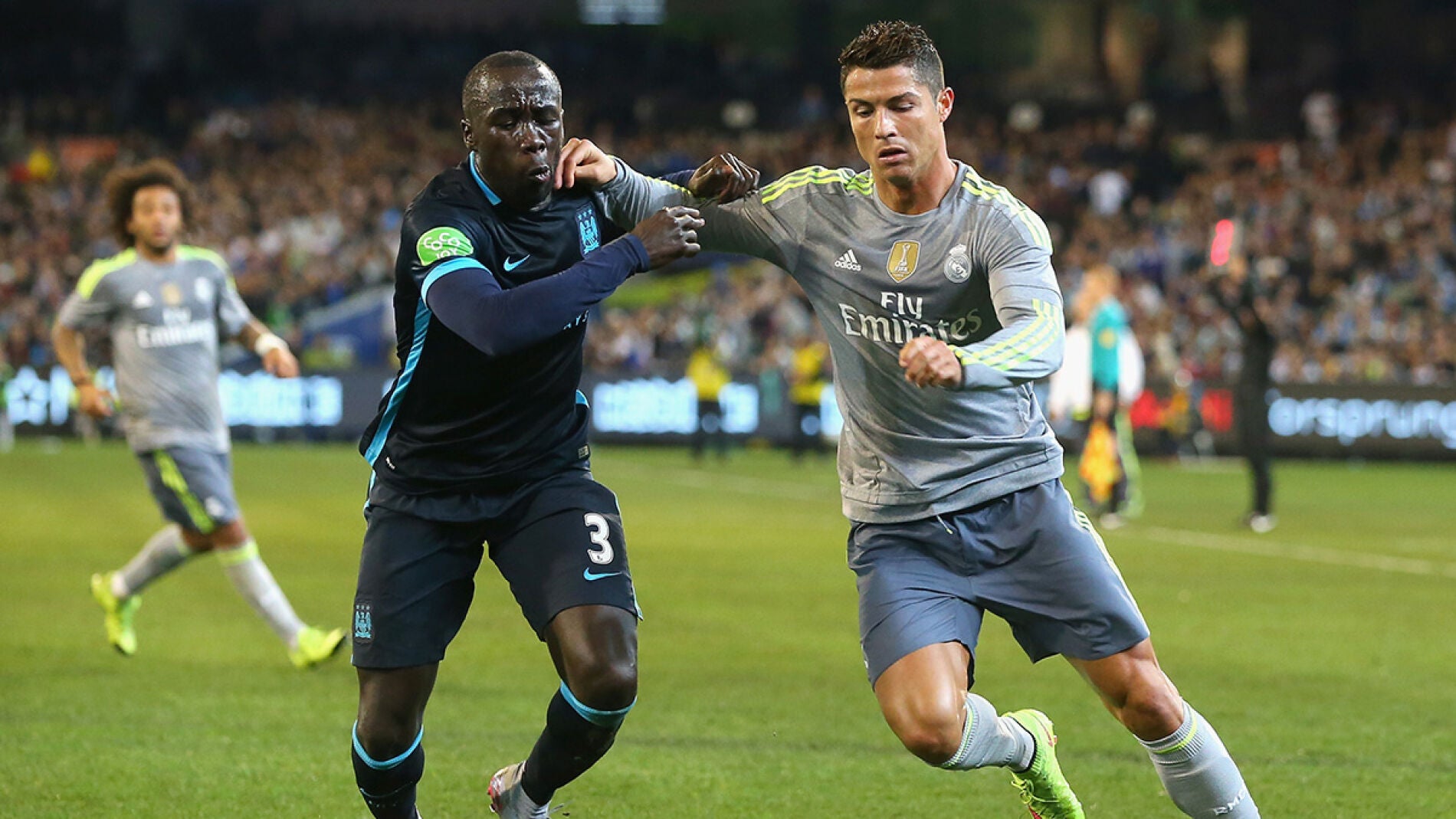 Cristiano Ronaldo protege el bal&oacute;n ante Bacary Sagna.