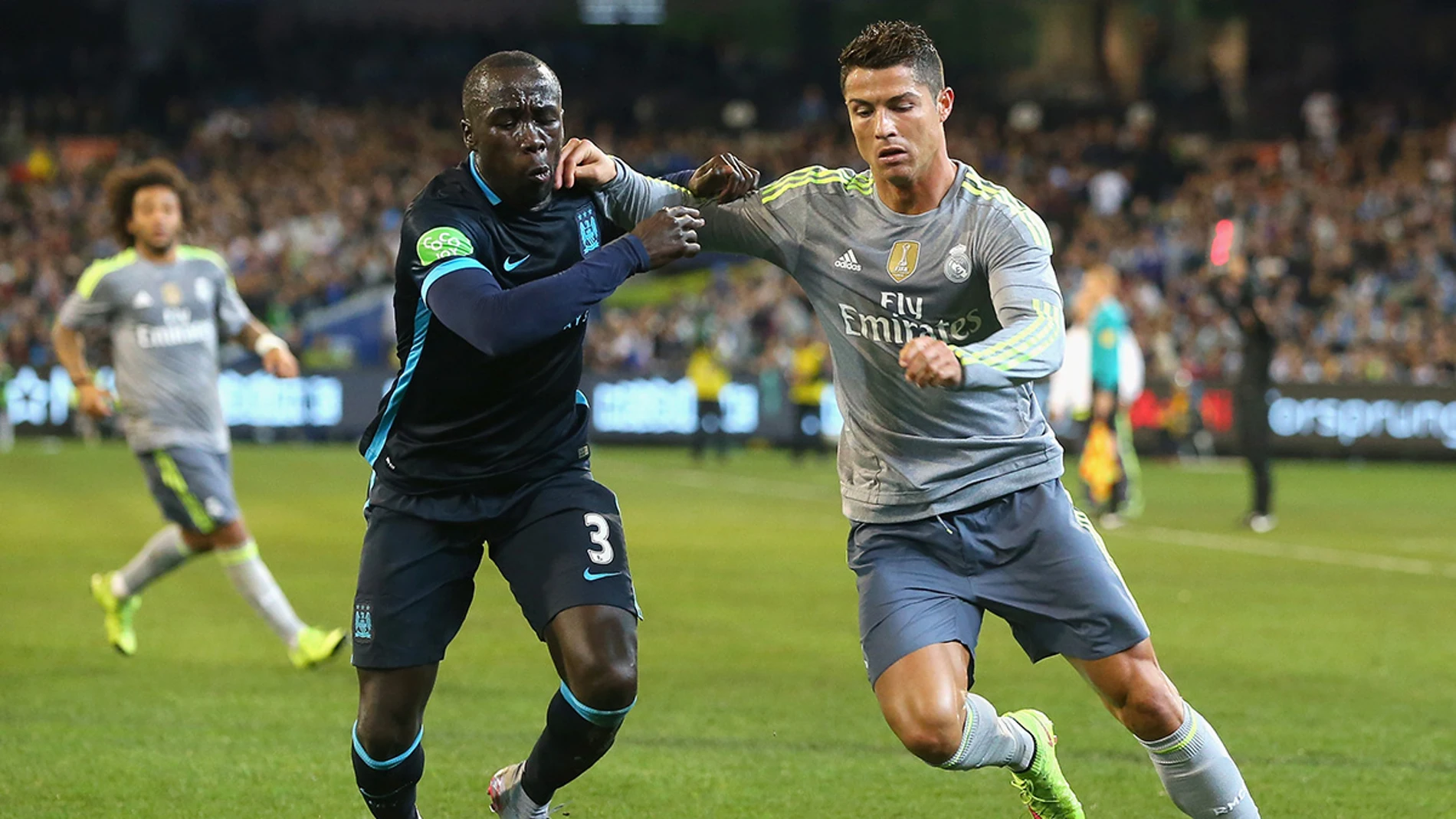 Cristiano Ronaldo protege el balón ante Bacary Sagna. Cristiano Ronaldo protege el balón ante Bacary Sagna.