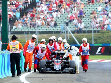 Alonso empuja su McLaren