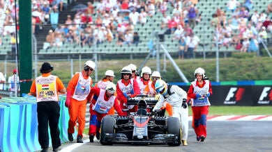 Alonso empujó su McLaren hasta el garaje entre los aplausos del público