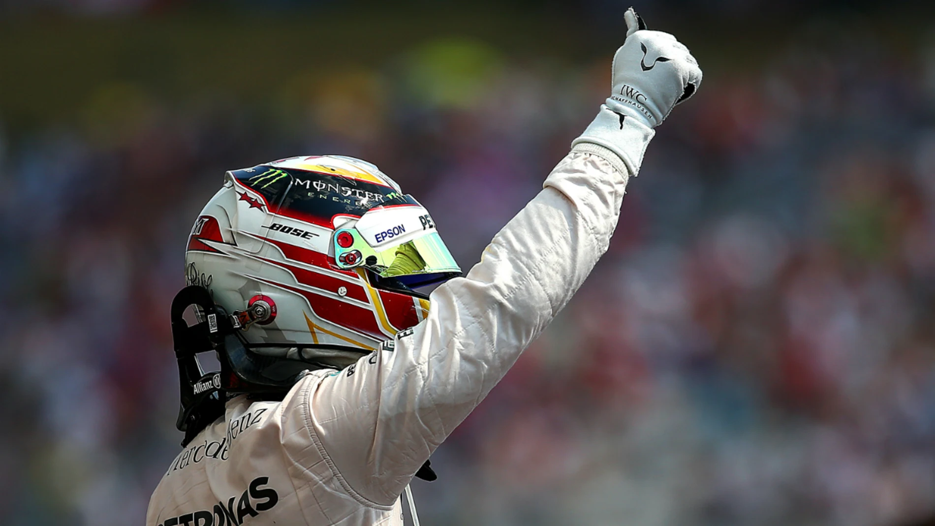 Hamilton, con gesto de aprobación