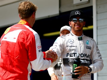 Hamilton saluda a Vettel con Rosberg detrás
