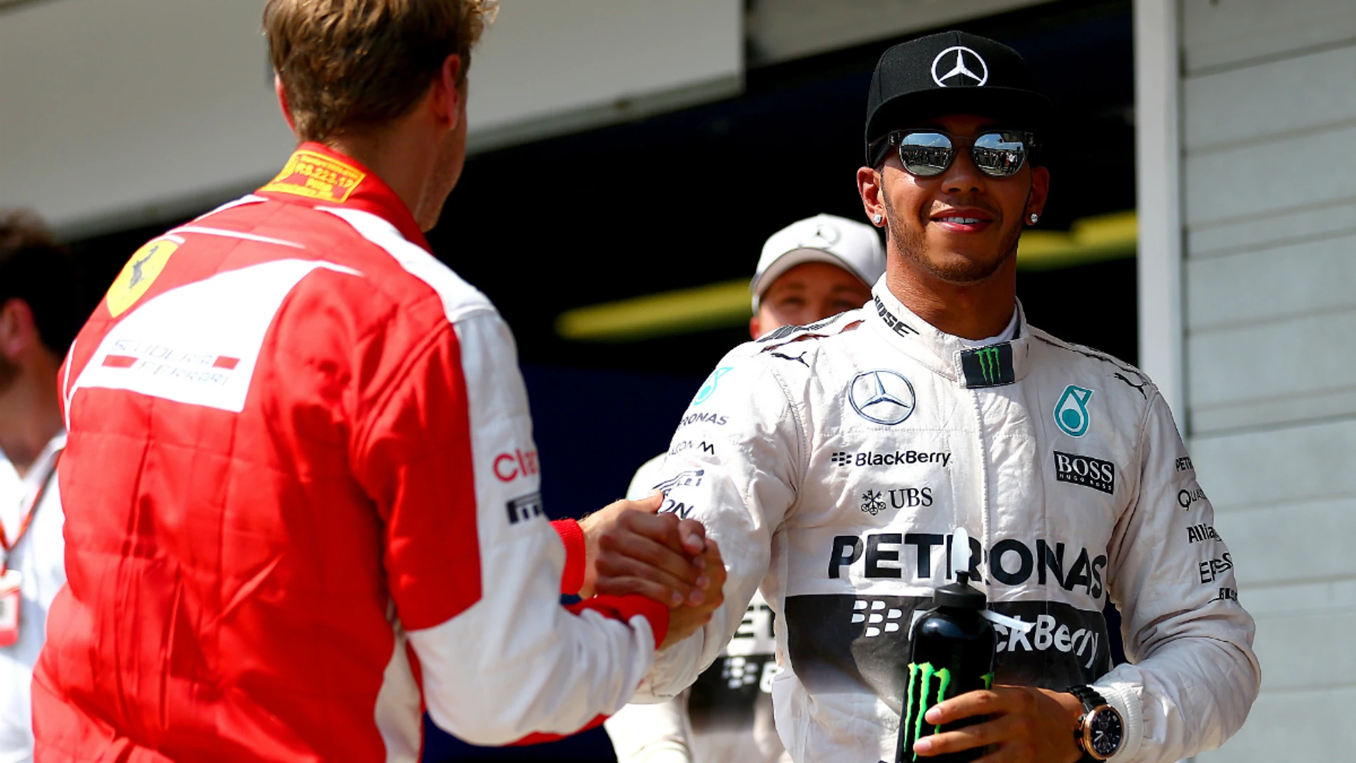Hamilton saluda a Vettel con Rosberg detrás