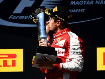 Vettel besa la copa de Hungría
