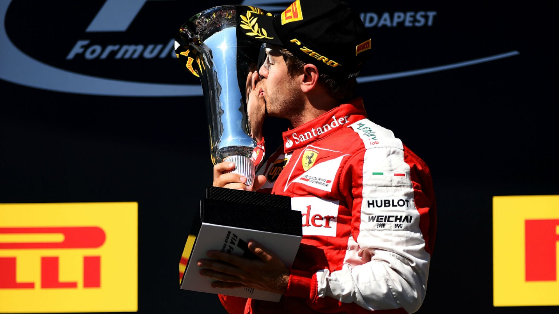 Vettel besa la copa de Hungr&iacute;a