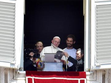 El Papa Francisco, mientras se inscribe con la tableta a la Jornada Mundial de la Juventud