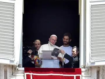 El Papa Francisco, mientras se inscribe con la tableta a la Jornada Mundial de la Juventud El Papa Francisco, mientras se inscribe con la tableta a la Jornada Mundial de la Juventud